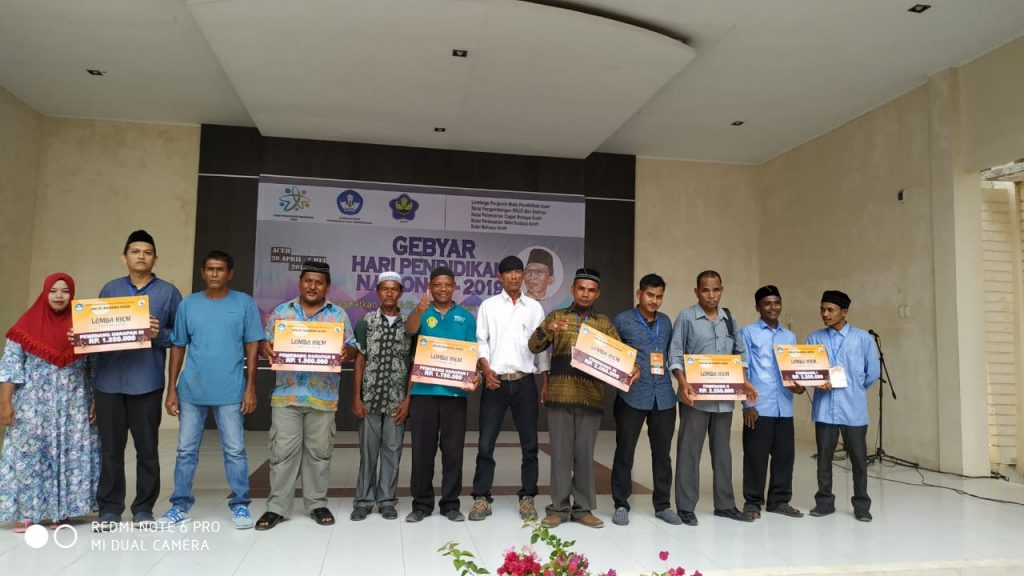 Dua belas orang berpose di atas panggung setelah penyerahan hadiah lomba hiem