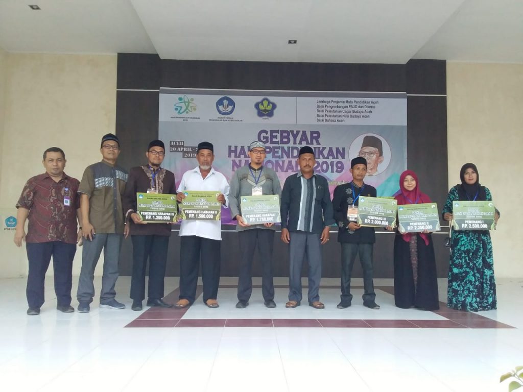 Sembilan orang berpose setelah penyerahan hadiah lomba naskah lama