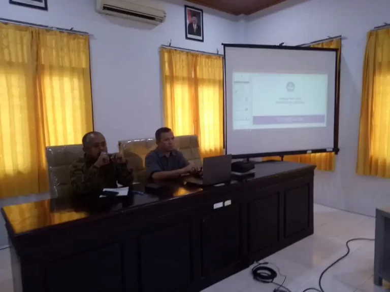 Bapak Kasubbag. TU Balai Bahasa Aceh sedang menyampaikan sambutan