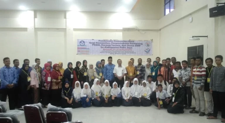 Kadis Pendidikan Pidie Jaya berpose bersama peserta sesaat setelah pembukaan