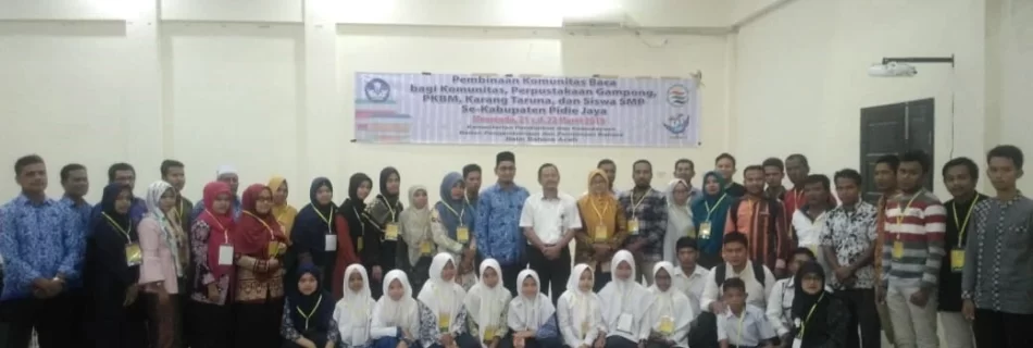 Kadis Pendidikan Pidie Jaya berpose bersama peserta sesaat setelah pembukaan