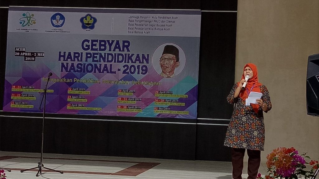 Pewara (Syarifah Zurriyati) memandu acara lomba
