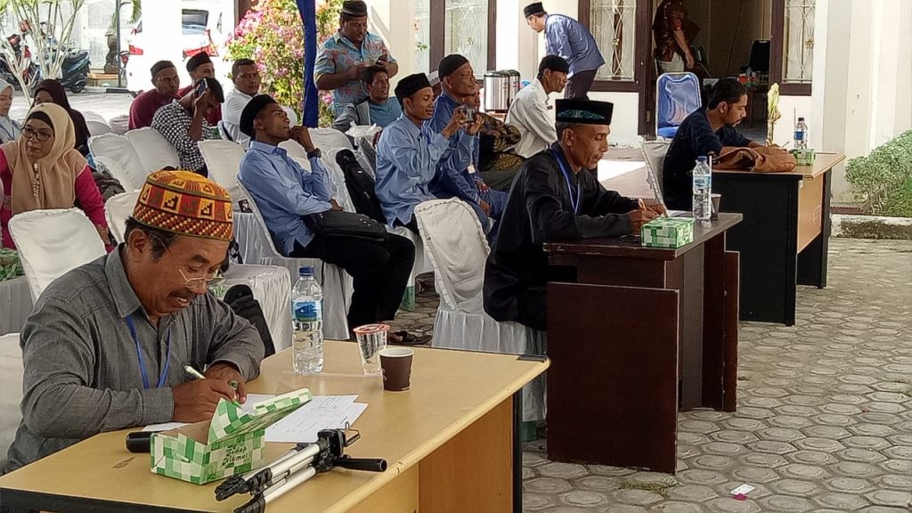 Duduk paling depan, para juri: Medya Hus, Tgk. Sulaiman, dan Nazar Syah Alam