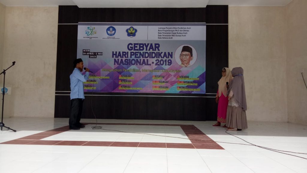 Perempuan dan lelaki sedang berbalas hiem