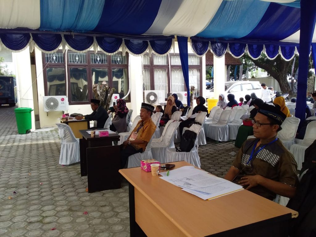 Biarpun gerah dikepung udara panas, para juri tak boleh kehilangan fokus.