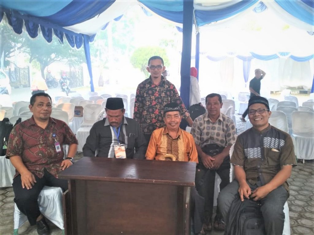 Pose panitia dan dewan juri. Depan kiri ke kanan (Murhaban, Tgk. Sofyan, T.A. Sakti, Baun Thoib S). Berdiri di belakang: Rahmat)