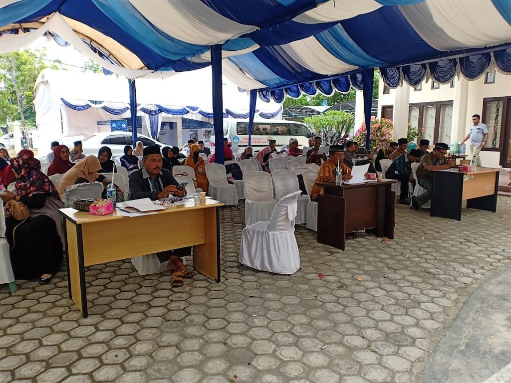 Peserta menyaksikan penampilan peserta lain sambil menunggu giliran