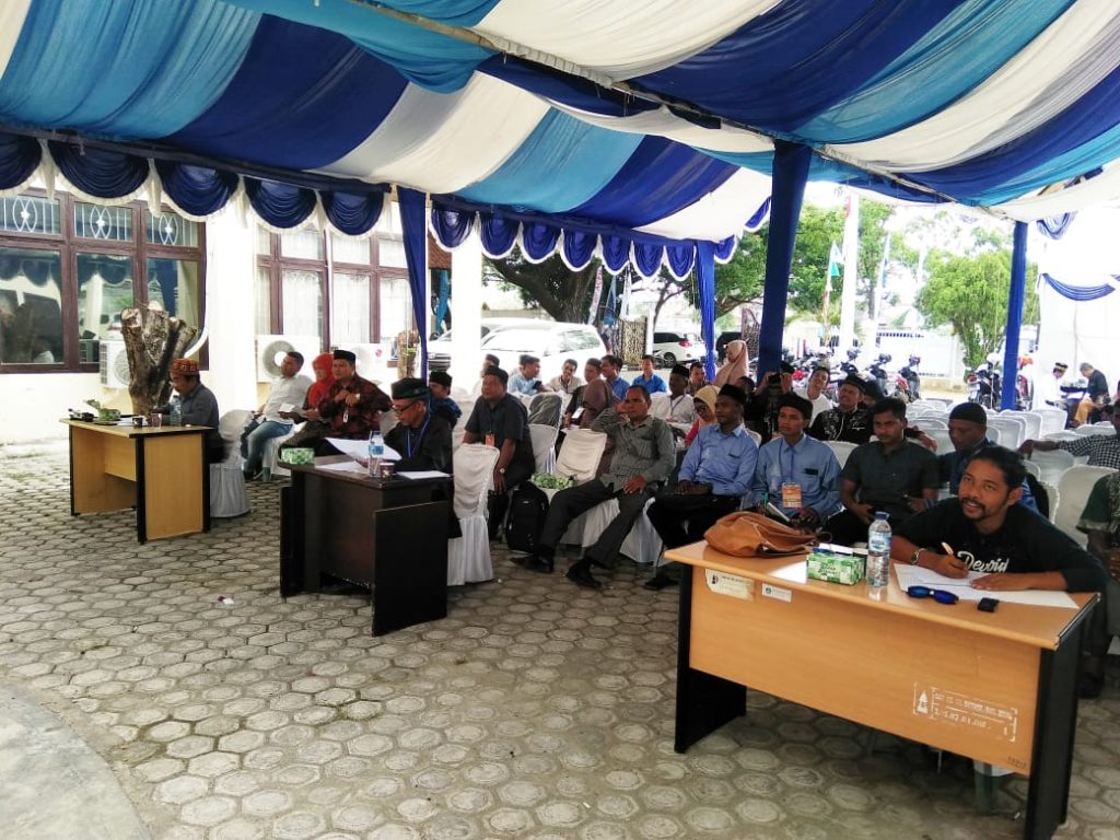 Penonton dan peserta duduk di belakang deretan dewan juri