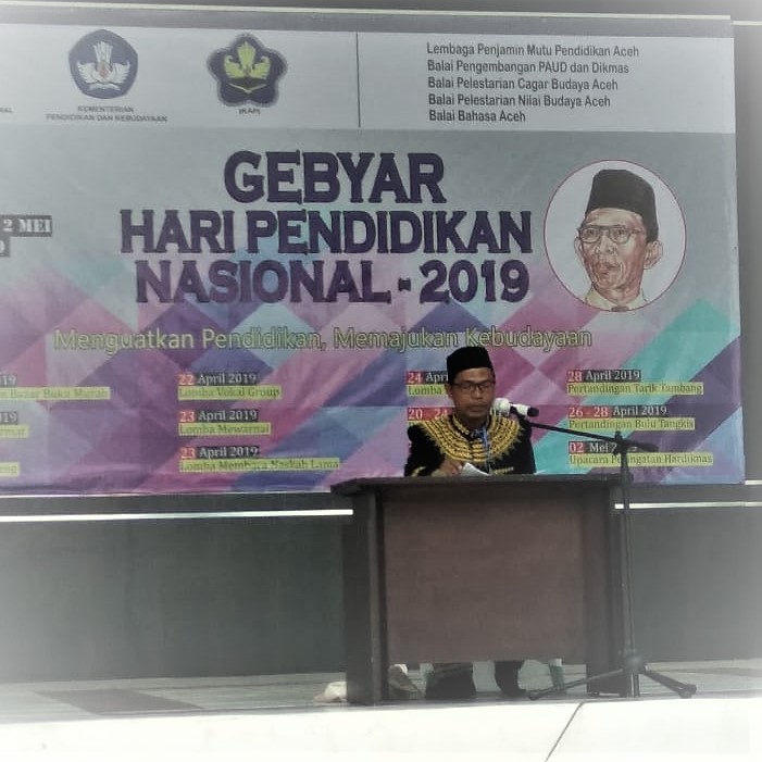 peserta tampil dengan balutan busana khas Aceh.