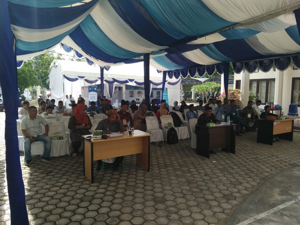 Para juri dan penonton menyaksikan penampilan peserta lomba