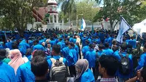 Demo mahasiswa menolak PT. EMM.