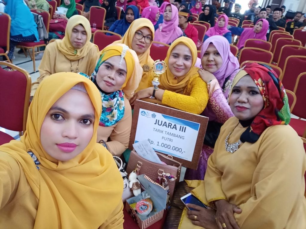 Ibu ibu Balai Bahasa Aceh sedang berpose usai mendapat juara tarik tambang putri