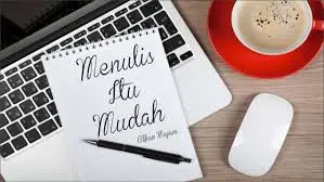 Ilustrasi tulisan "Menulis itu Mudah" di atas laptop dengan secangkir kopi di sebelahnya