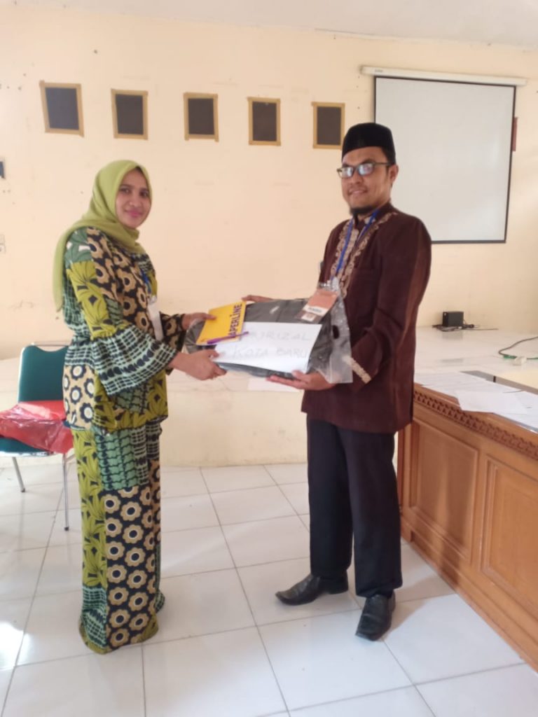 Sebelum lomba dimulai, panitia membagikan perlengkapan kepada para peserta. Dapat tas, pulpen segala macam, makin bersemangat, ya?