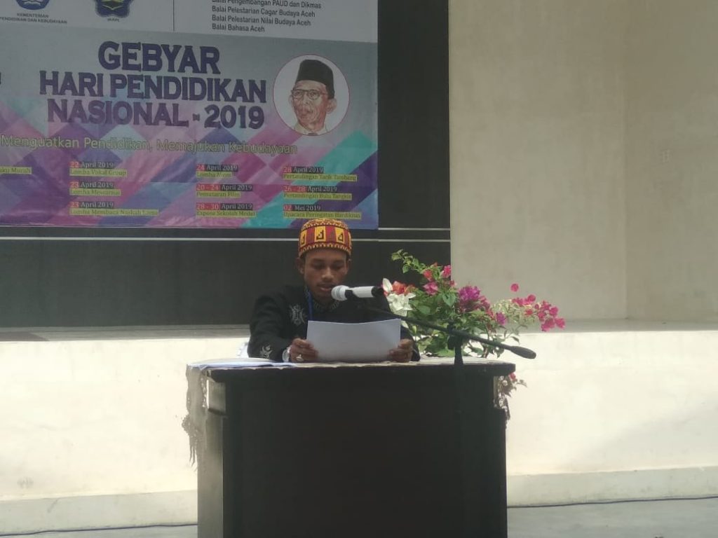 Peserta naskah lama menggunakan kopiah Aceh