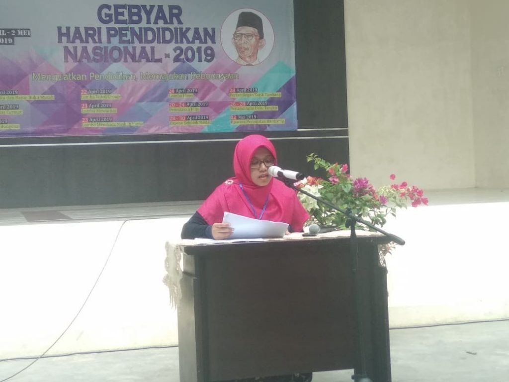 Mahasiswi sedang mengikuti lomba naskah lama