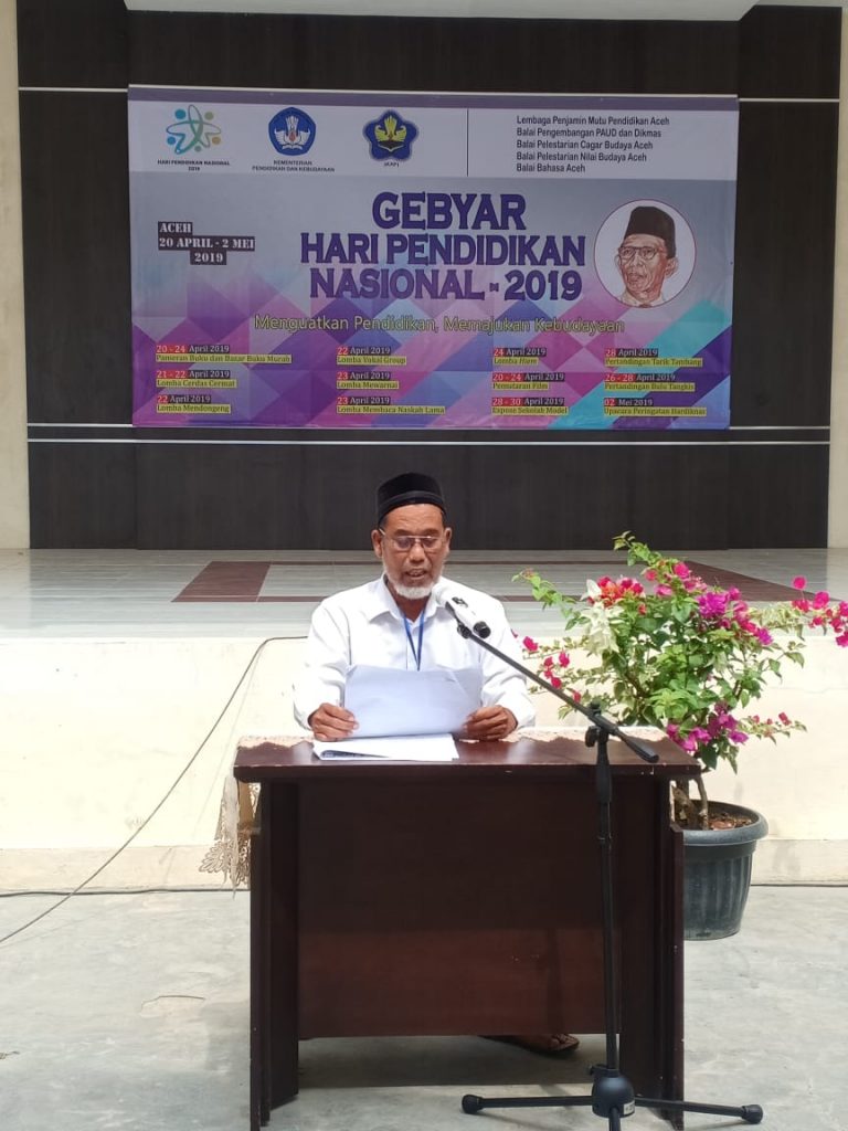 Peserta senior sedang mengikuti lomba naskah lama