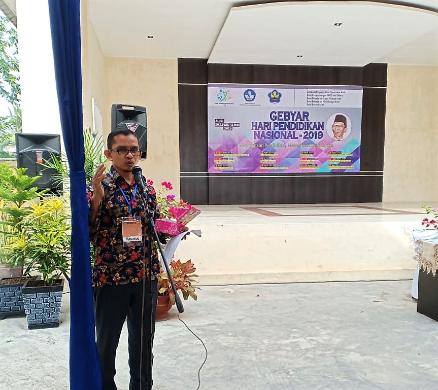 Bapak Rahmat menjadi pemandu lomba Hiem dan Naskah Lama