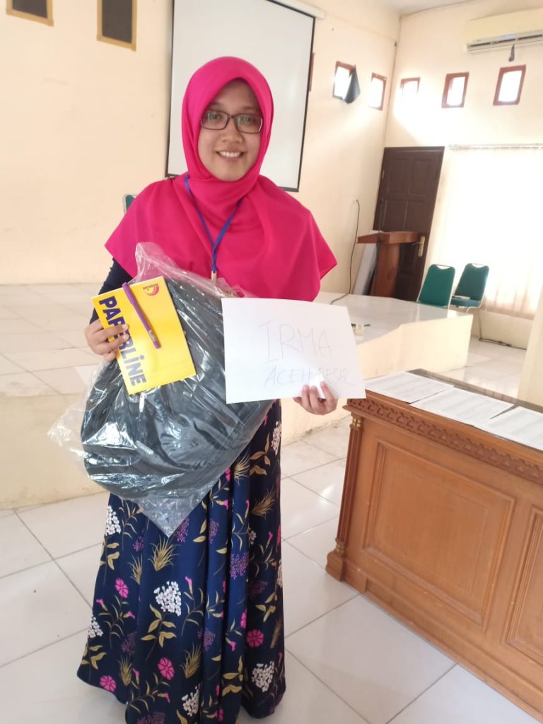 Peserta Lomba Baca Naskah Lama senang mendapatkan hadiah