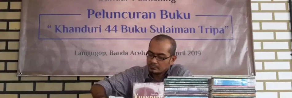 Sulaiman Tripa sedang bersama buku-bukunya