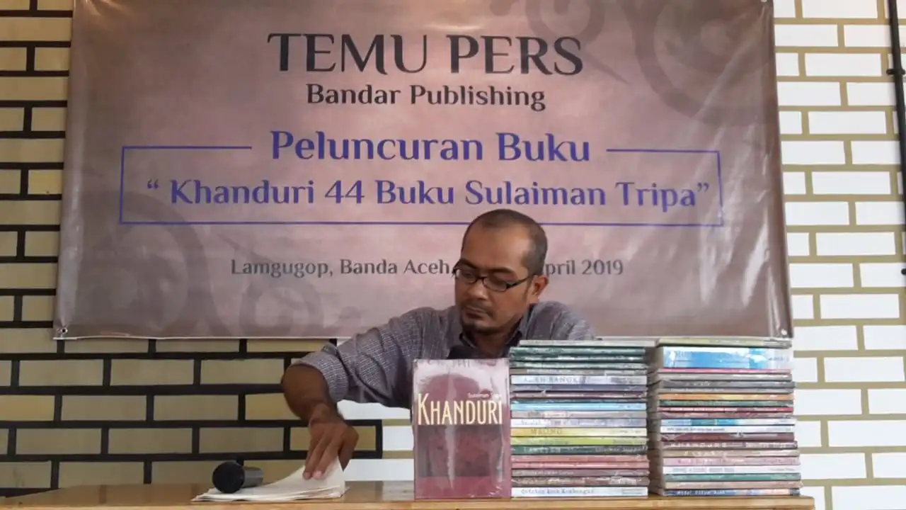 Sulaiman Tripa sedang bersama buku-bukunya