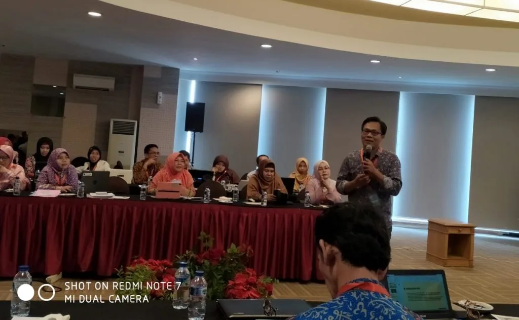 Pak Baun menjadi pembicara pada sesi praktik baik berliterasi baca-tulis