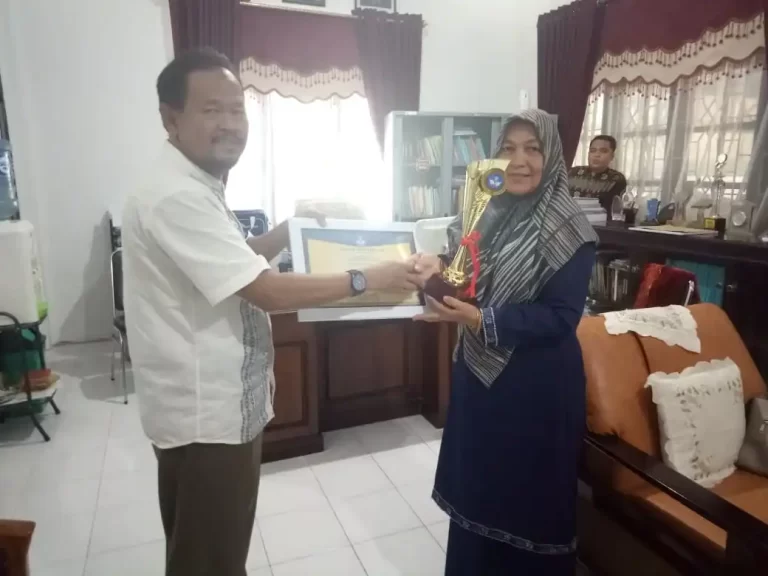 Kepala Balai Bahasa Aceh Serahkan Penghargaan Wajah Bahasa Sekolah Tahun 2019