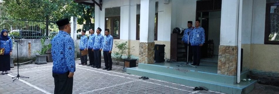 Pemimpin Upacara sedang melaporkan pelaksanaan upacara kepada Pembina Upacara