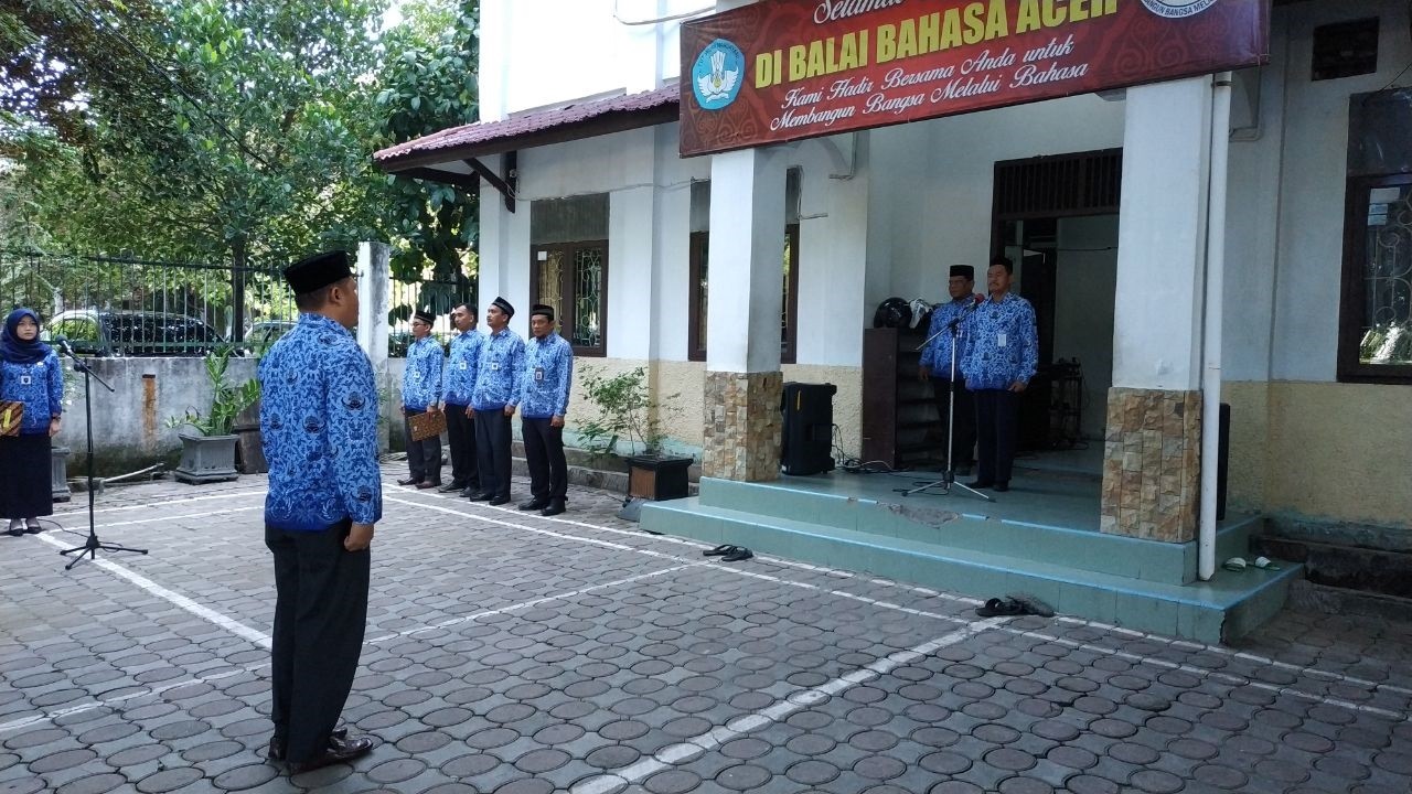 Pemimpin Upacara sedang melaporkan pelaksanaan upacara kepada Pembina Upacara