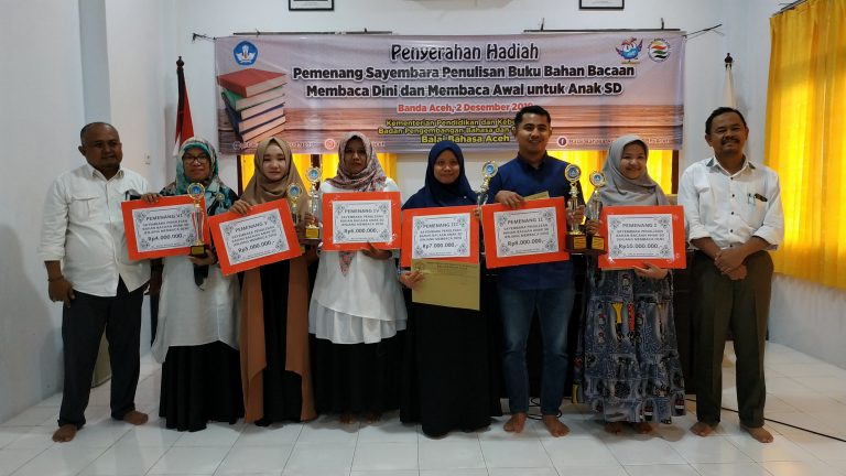Penyerahan Hadiah Sayembara Penulisan Buku Bahan Bacaan Membaca Dini dan Membaca Awal untuk Anak SD