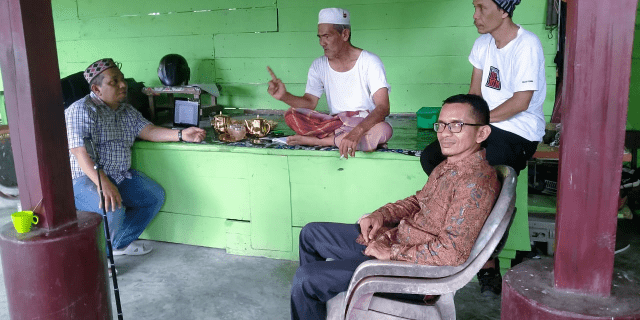 Tim sedang mengumpulkan cerita rakyat dari narasumber di Pidie Jaya
