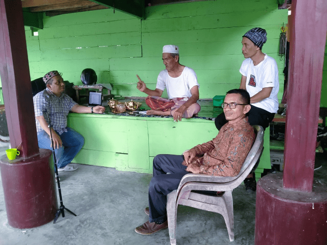Tim sedang mengumpulkan cerita rakyat dari narasumber di Pidie Jaya