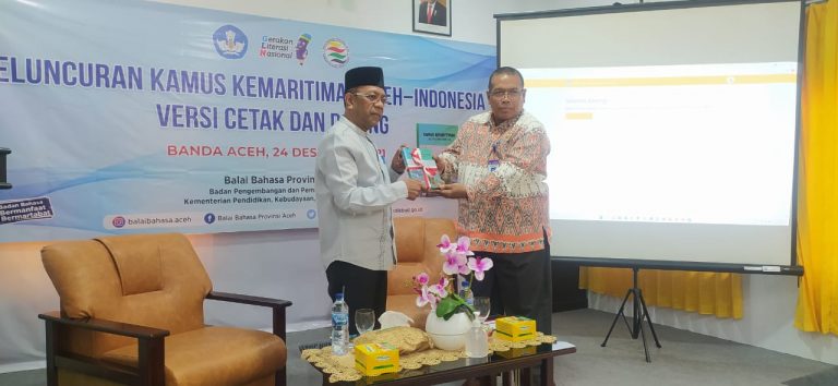 Kepala BBPA, Karyono, S.Pd., M.Hum. menyerahkan Kamus Kemaritiman Aceh-Indonesia kepada Kabid Pembinaan SMA dan PKLK Dinas Pendidikan Aceh, Jumat (24-12-2021).