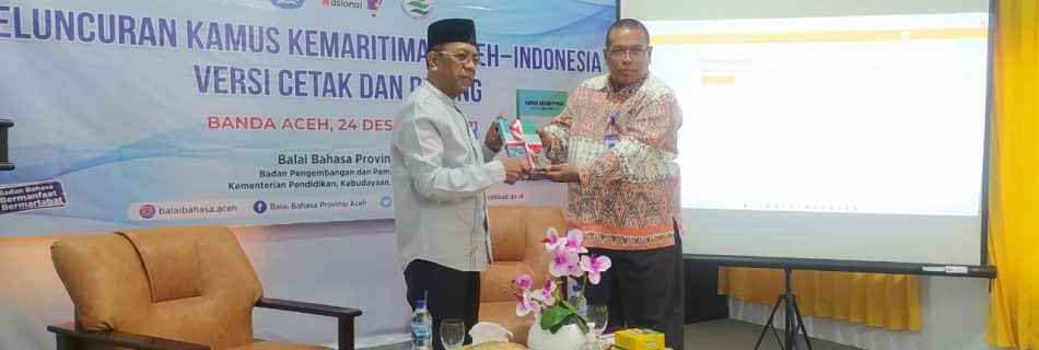 Kepala BBPA, Karyono, S.Pd., M.Hum. menyerahkan Kamus Kemaritiman Aceh-Indonesia kepada Kabid Pembinaan SMA dan PKLK Dinas Pendidikan Aceh, Jumat (24-12-2021).