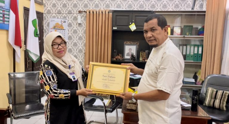 Balai Bahasa Provinsi Aceh Serahkan Penghargaan Sekolah Terbaik Penerima Apresiasi Giat UKBI Adaptif Merdeka Tahun 2021