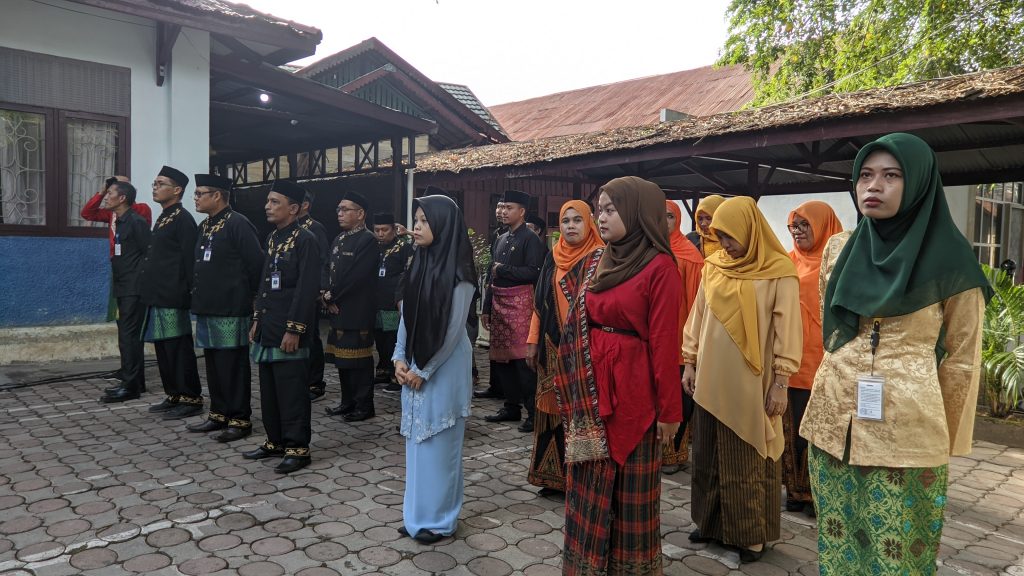 Suasana upacara Hardiknas 2022 di kantor Balai Bahasa Provinsi Aceh