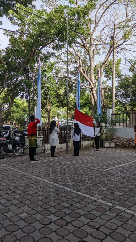 Pengibaran bendera dalam upacara Hardiknas 2022