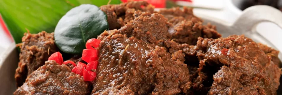 Ilustrasi rendang berwarna kecoklatan dengan cabai berwarna merah