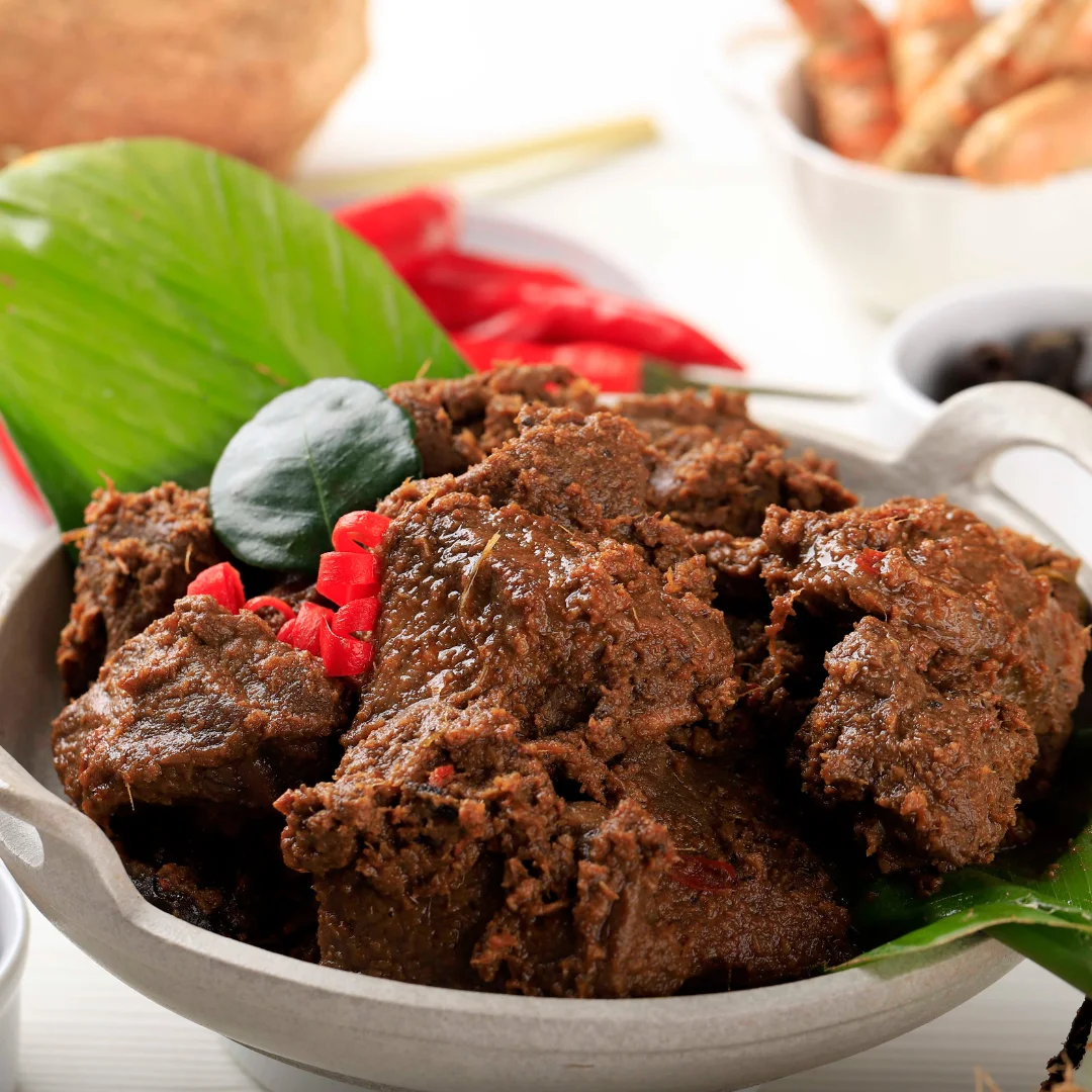 Ilustrasi rendang berwarna kecoklatan dengan cabai berwarna merah