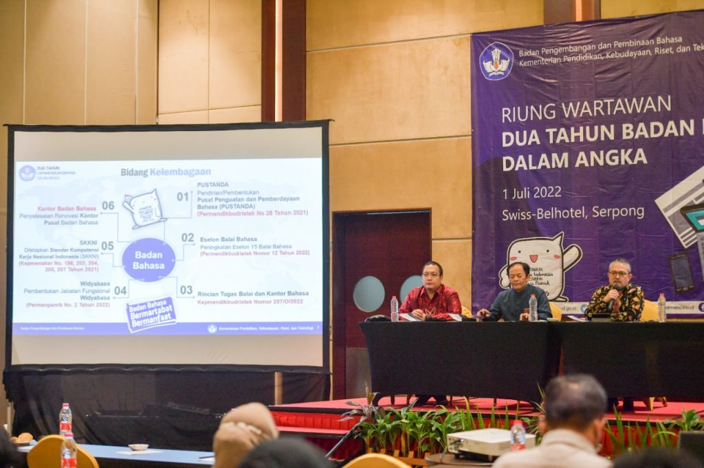 Presentasi Dua Tahun Badan Bahasa