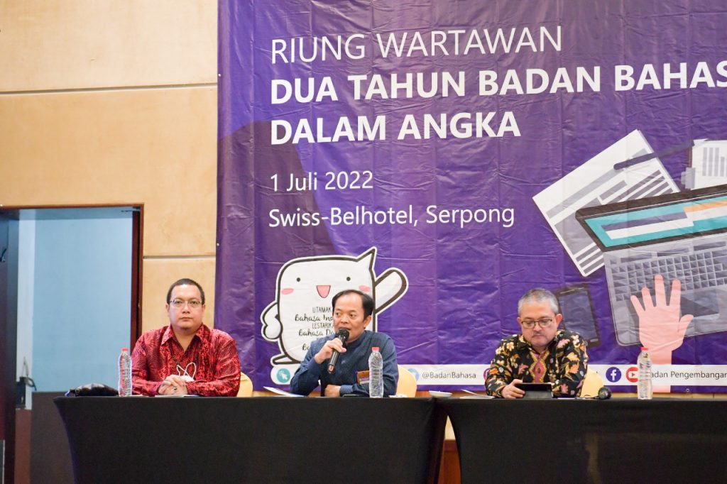 Narasumber menyampaikan materi