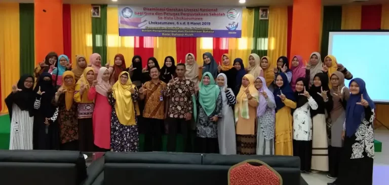 Kepala Balai Bahasa Aceh bersama para peserta Diseminasi GLN Lhokseumawe
