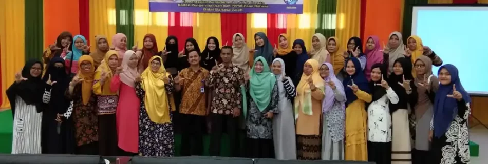 Kepala Balai Bahasa Aceh bersama para peserta Diseminasi GLN Lhokseumawe