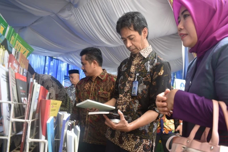 Pak Totok sedang meninjau bazar dan pameran buku