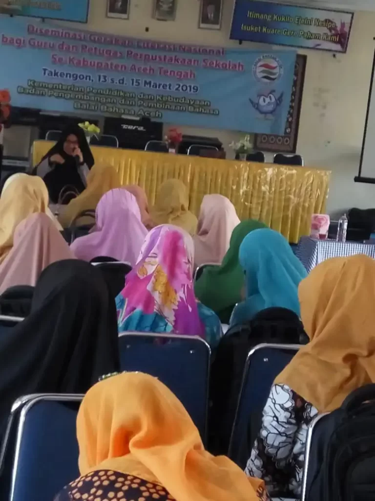 Zulyani Ibrahim sedang memaparkan materi