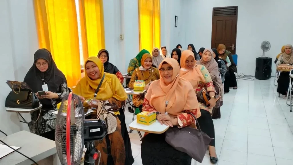 peserta sedang mendengarkan pemaparan bu teti