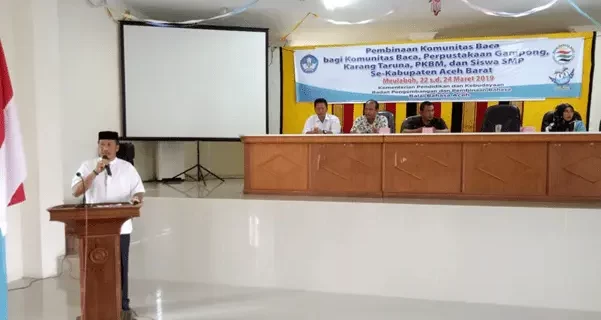 Sekretaris Dinas Pendidikan Aceh Barat sedang menyampaikan sambutan