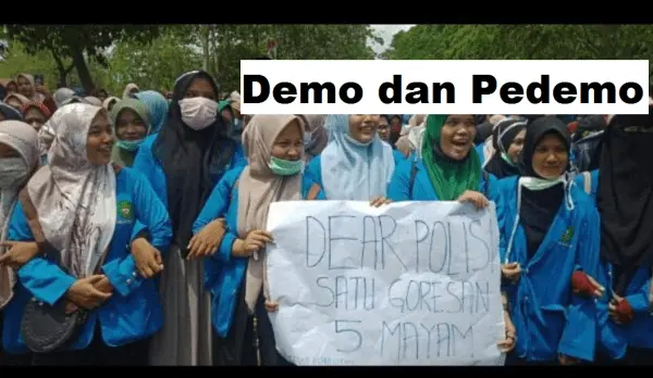 Mahasiswi Aceh sedang berdemo
