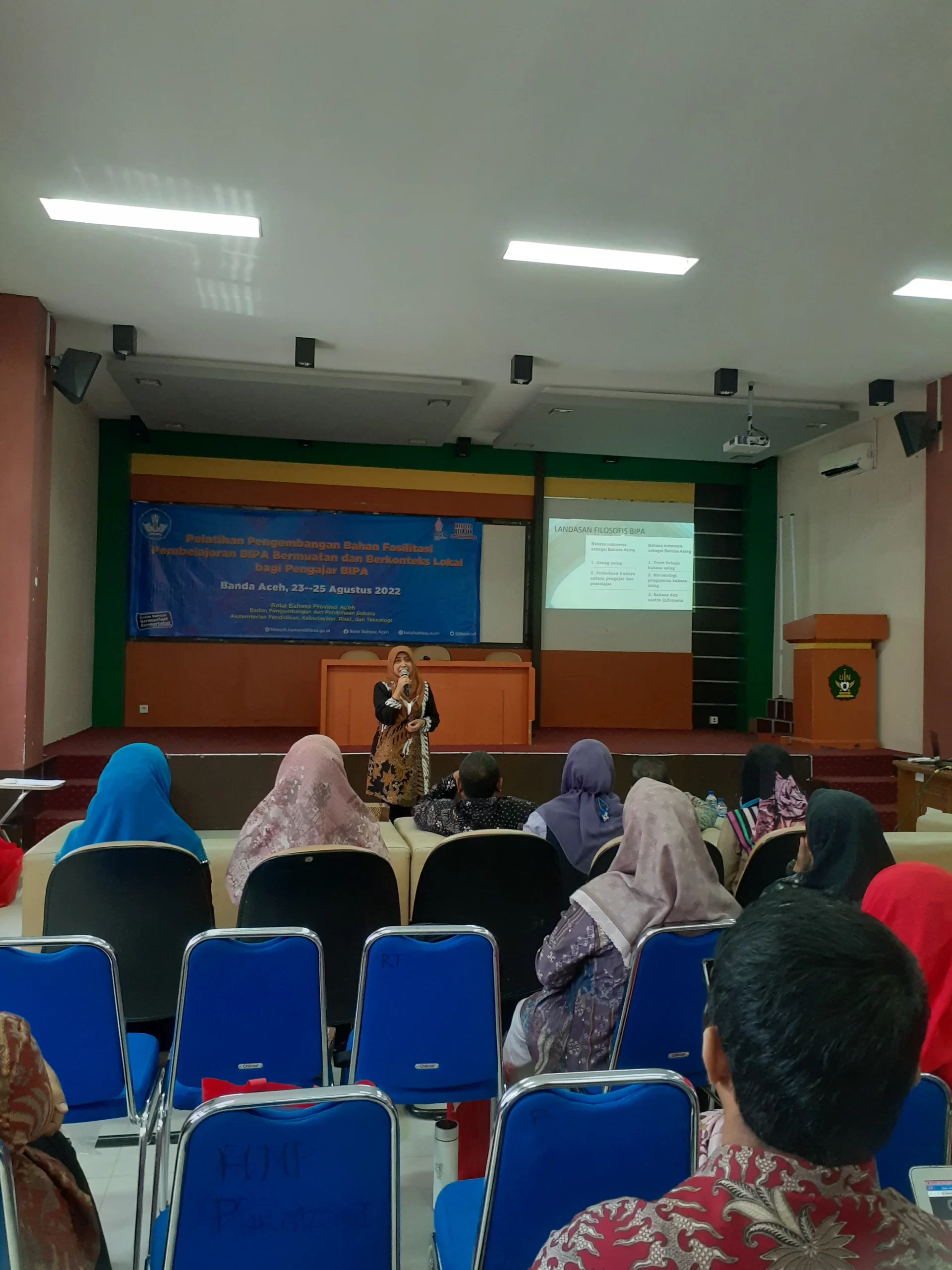 Dr. Nuny Sulistiany Idris, M.Pd sedang memberikan materi di hadapan peserta