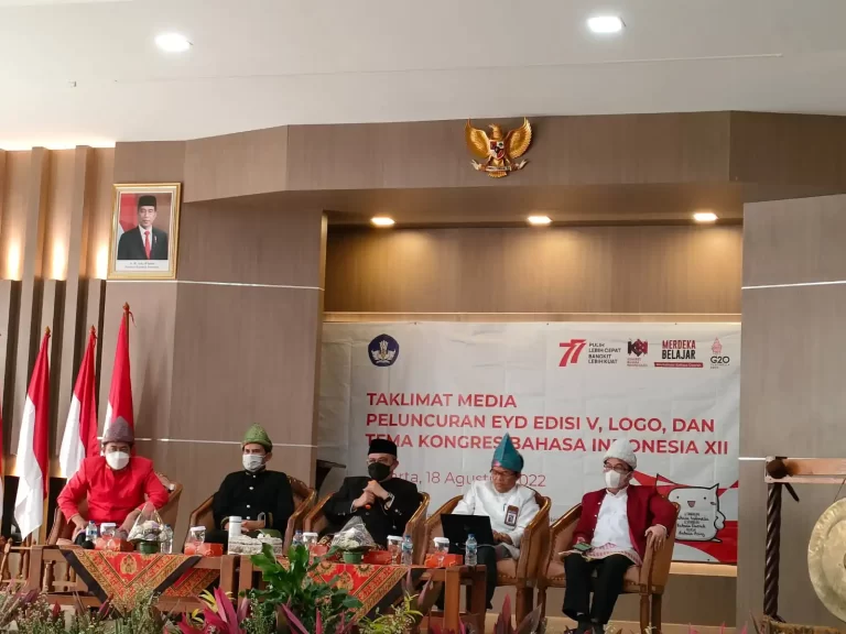 Kepala Badan Bahasa, E. Aminudin Aziz. menjelaskan perihal EYD edisi V yang baru saja diluncurkan